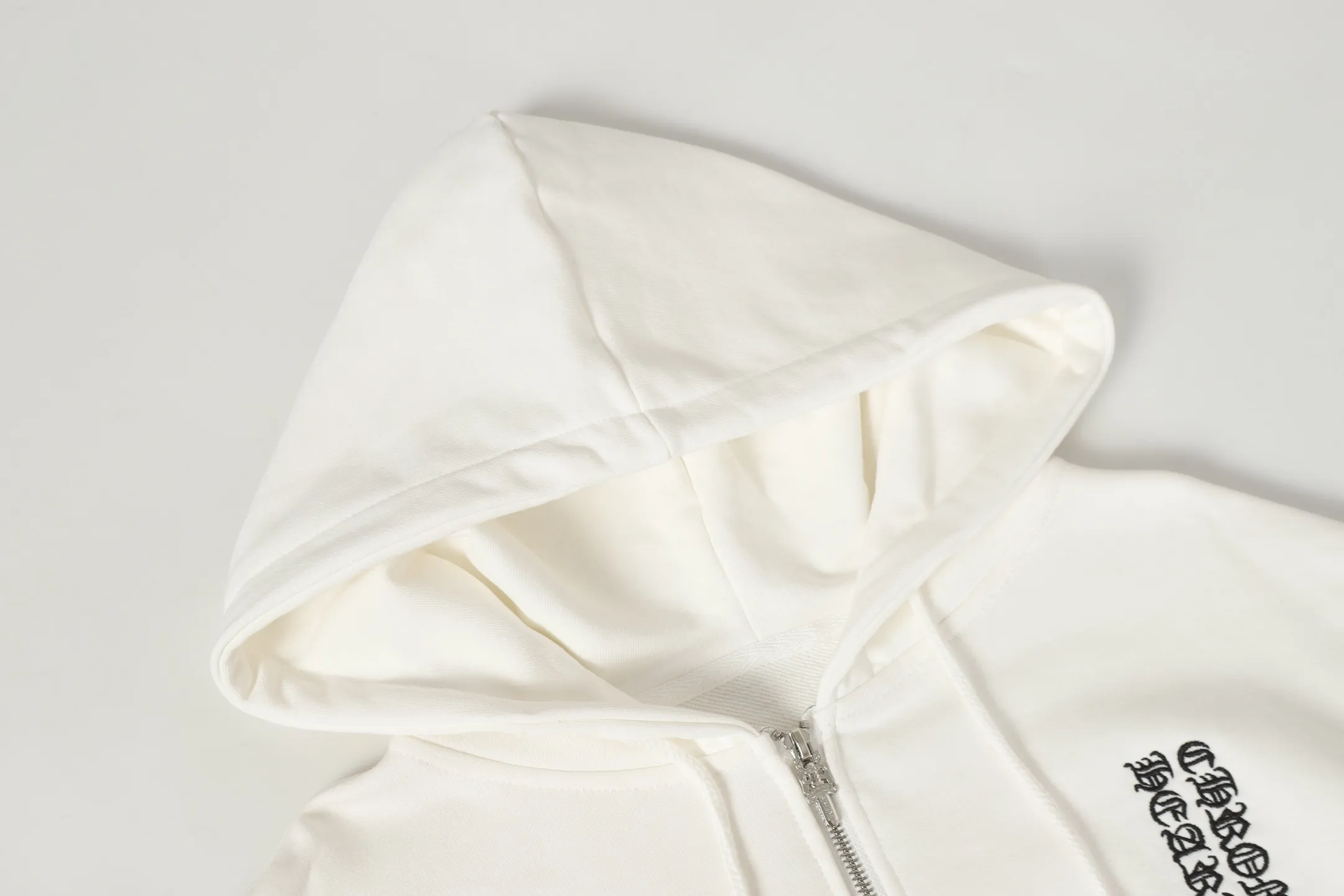 P300 #K26 Heavy Industry Style - Chrome Hearts Colorful Cross ✝️ Inlay embroidered Sanskrit printed zipper sweatshirt cardigan jacket - High weight, high density and high quality. The wool is soft, delicate and skin-friendly. It feels soft and silky. It has excellent warmth and skin-friendly properties. - Custom-woven and dyed, no color difference. No matter the fabric or workmanship details, it beats the ordinary version on the market. - Hardware zipper accessories are all customized, full of details - Color: black white -Size: S M L XL